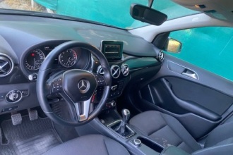 MERCEDES-BENZ B 180
